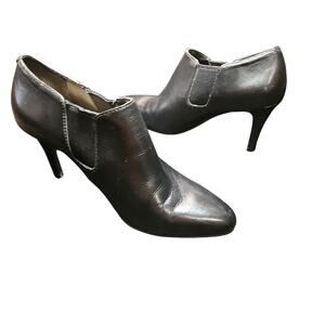 Cole Haan Women's Size 6B Black Leather Preppy Stretch 3 Inch Heels Shooties